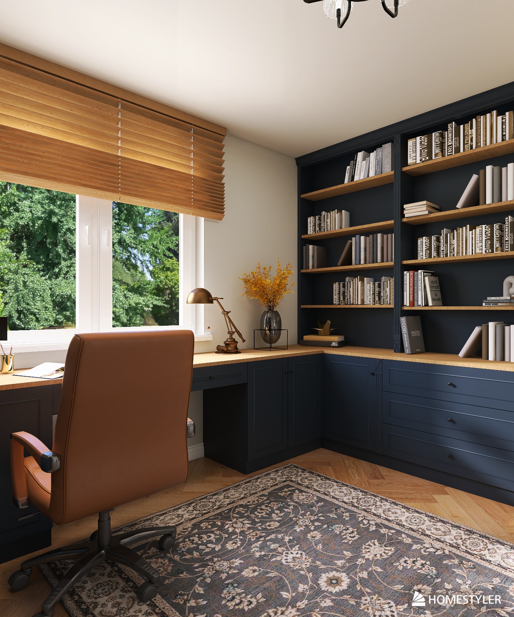 Stylowy gabinet z biurkiem pod oknem, zabudowaną biblioteczką w kolorze granatowym, brązowym skórzanym fotelem i wzorzystym dywanem na parkiecie.