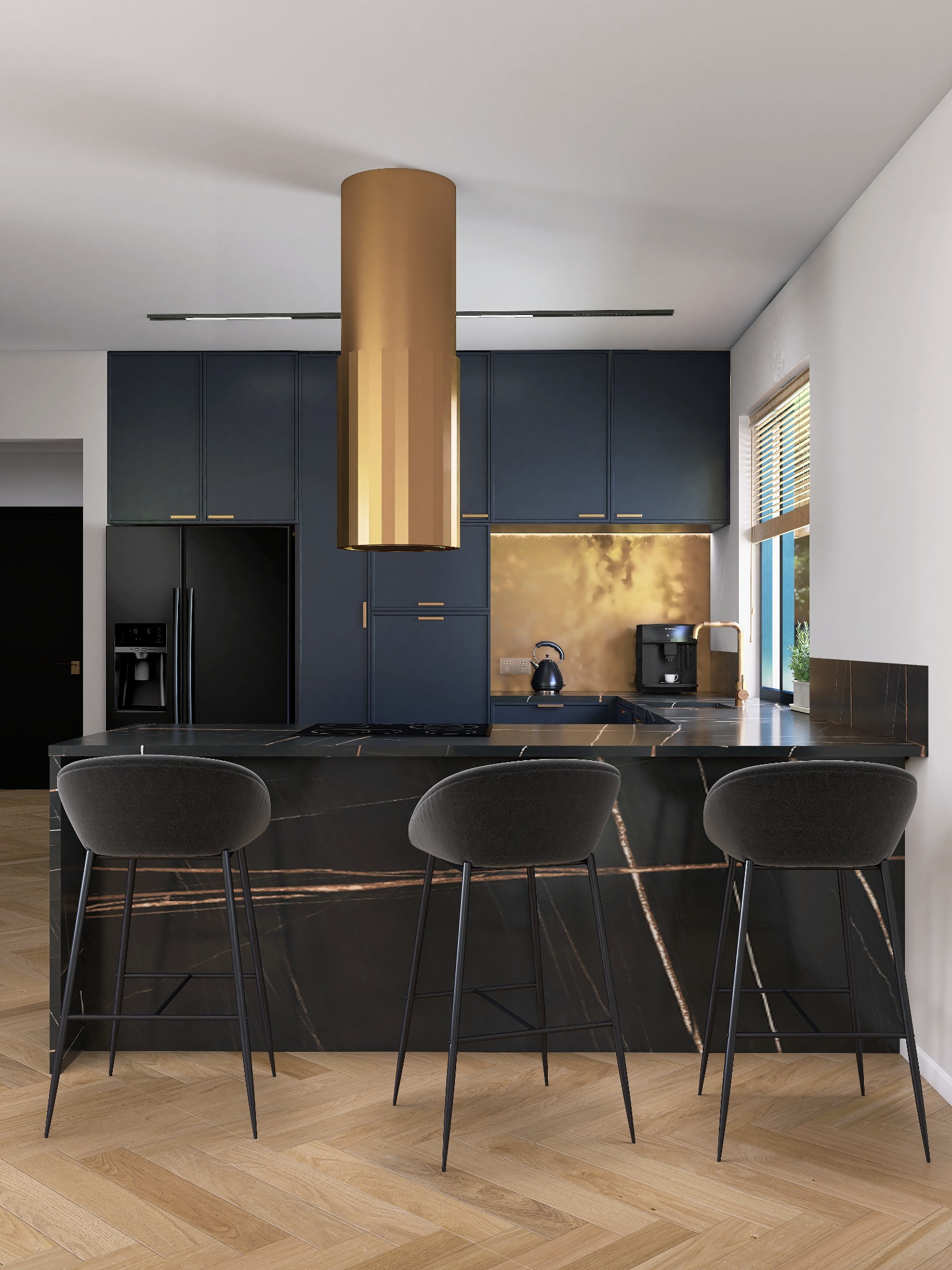 Nowoczesna kuchnia w ciemnej kolorystyce z marmurowym blatem, złotym okapem cylindrycznym i drewnianą podłogą w jodełkę. Minimalistyczny design.