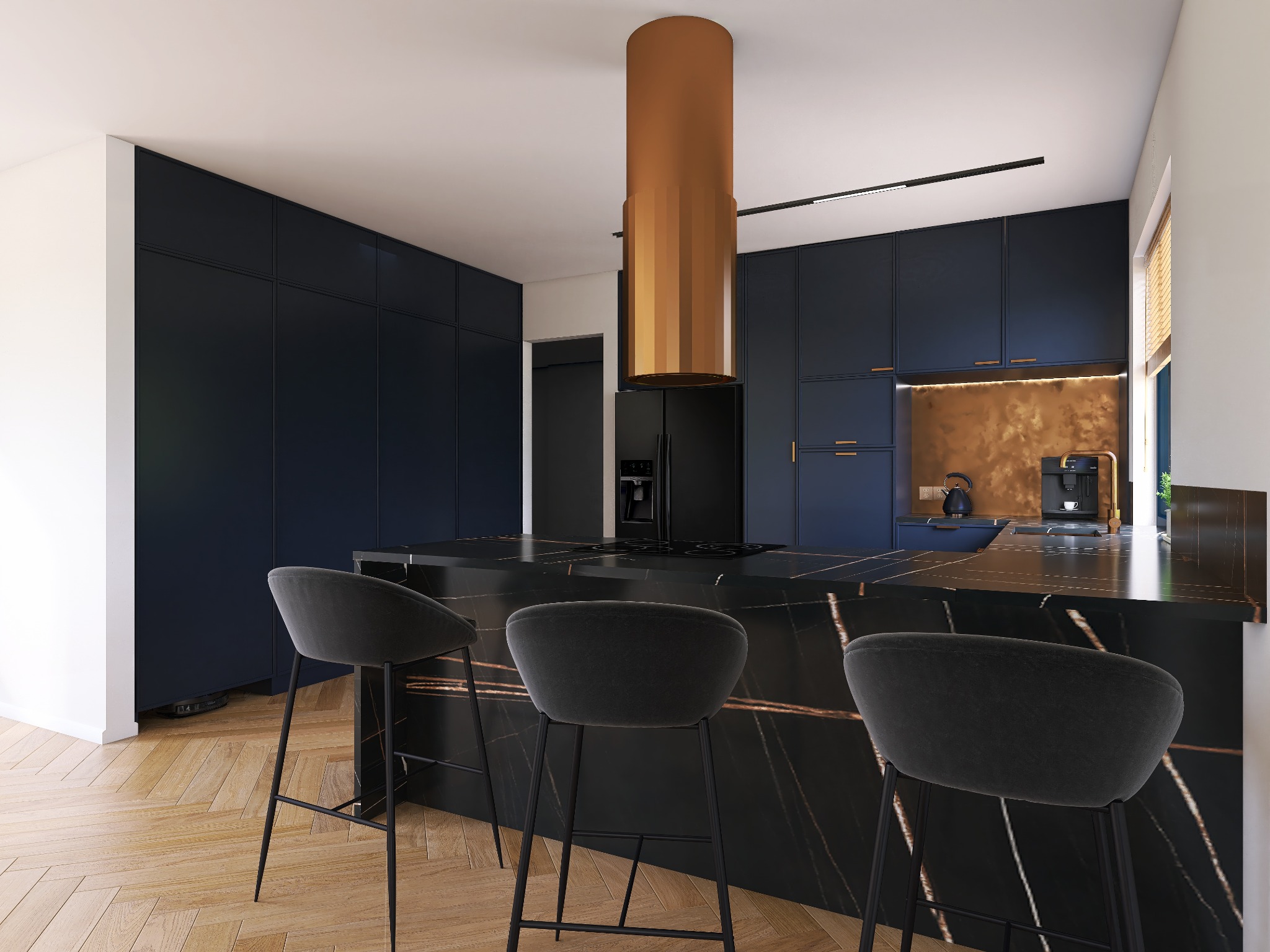 Ekskluzywna kuchnia: granatowe szafki, marmurowa wyspa z hokerami, miedziany okap cylindryczny. Parkiet w jodełkę i robot sprzątający w tle.