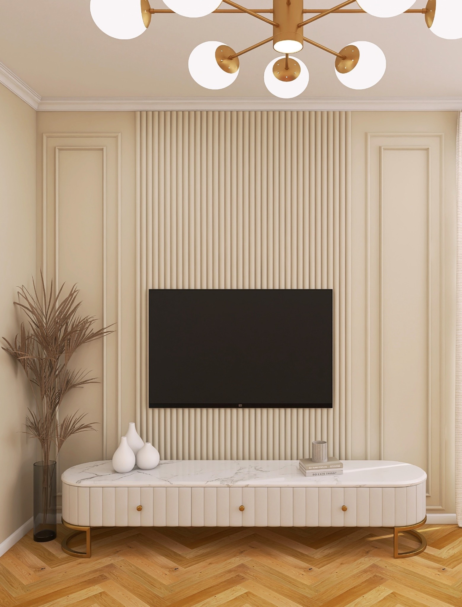 Beżowe wnętrze: telewizor na ścianie z lamelami, marmurowa komoda, złoty żyrandol i parkiet w jodełkę. Minimalistyczny design z akcentami glamour.