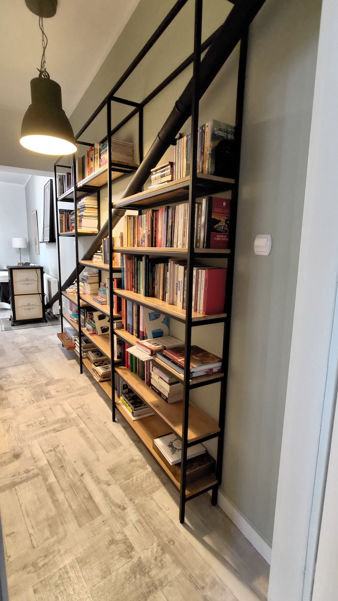 Regał na książki w stylu loftowym