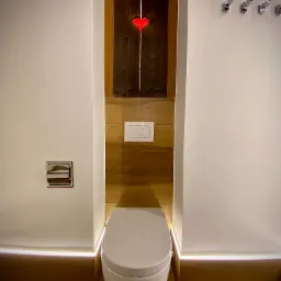 Toaleta i drewniane drzwiczki z serduszkiem