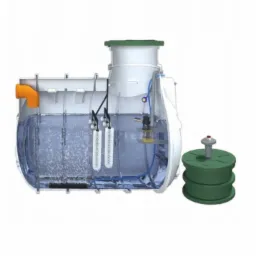 Przekrój szamba betonowego z elementami instalacji wewnętrznej i zieloną pokrywą, prezentowany przez firmę z Sadownego.