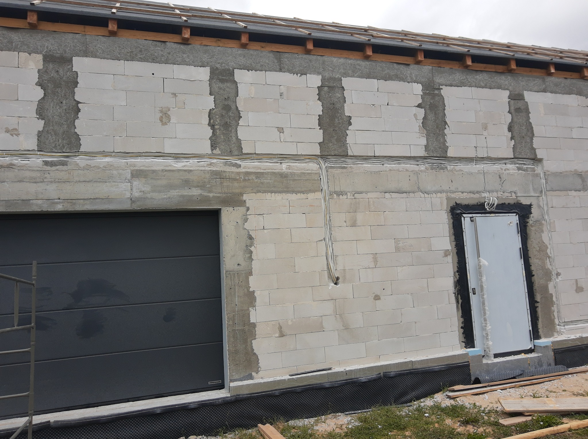 Instalacja elektryczna wykonana w zewnętrznej części budynku na specjalne życzenie klienta.