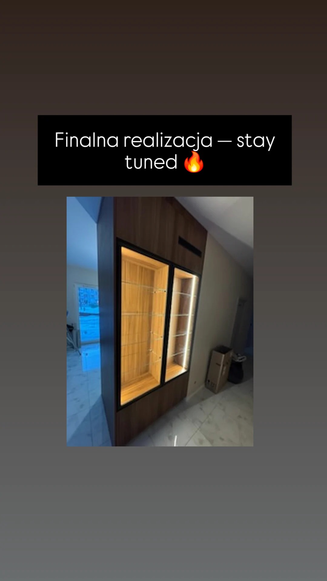 Nowoczesna zabudowa wnękowa z drewnianymi panelami i podświetlanymi półkami, widok z boku, marmurowa podłoga, minimalistyczny design.