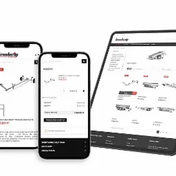 Responsywny wygląd sklepu internetowego na trzech urządzeniach: smartfon (widok strony głównej i koszyka) oraz tablet (strona główna). Prezentacja sklepu z przyczepami.