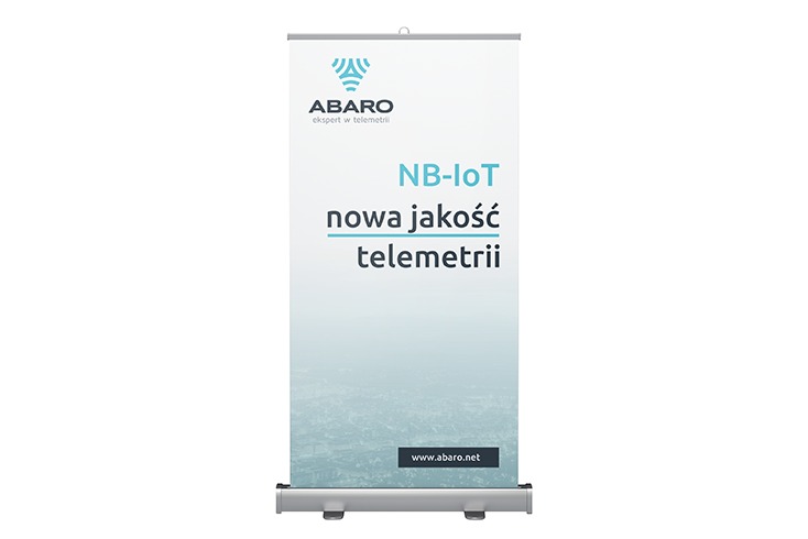 Roll-up reklamowy z logo ABARO, hasłem 'NB-IoT nowa jakość telemetrii' i adresem strony internetowej, na białym tle.