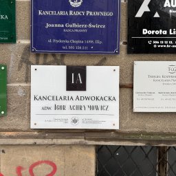 Kancelaria Adwokacka Igor Achrymowicz - Tabliczki informacyjne kancelarii prawnych, w tym 'Kancelaria Adwokacka Adw. Igor Achrymowicz' na elewacji budynku przy ul. Chopina w Lublinie.