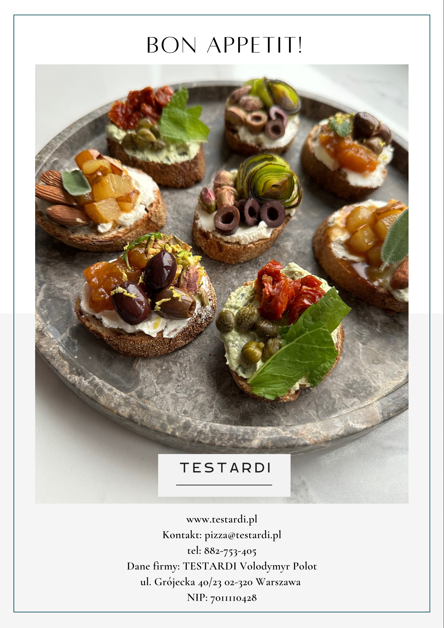 Ekskluzywne kanapeczki na okrągłej, kamiennej tacy, każda z innym toppingiem: suszone pomidory, oliwki, kapary, pistacje, migdały, zioła i kremowy serek.