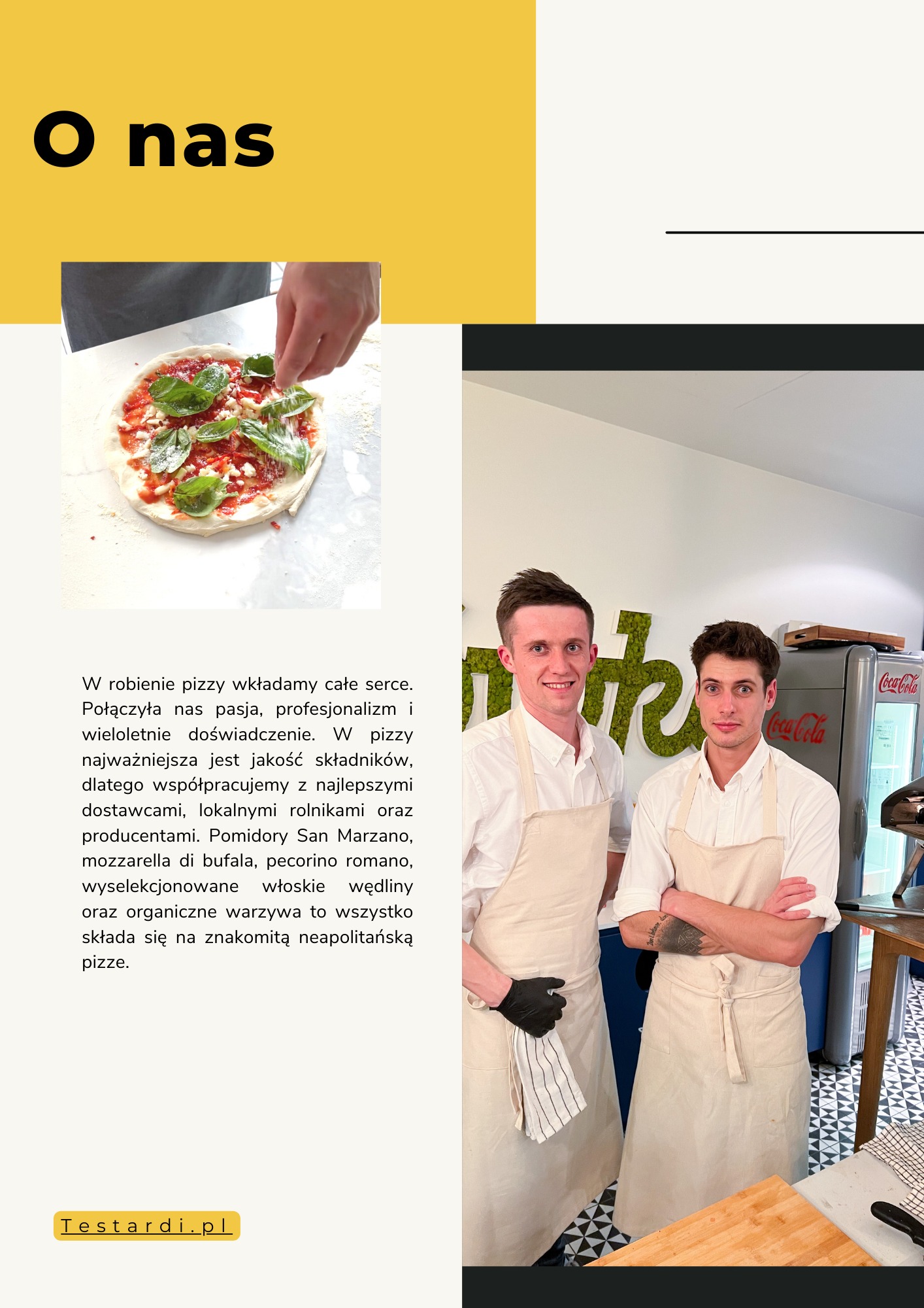 Przygotowywanie pizzy neapolitańskiej: dłoń posypuje bazylią ciasto z sosem pomidorowym i serem, w tle dwóch uśmiechniętych kucharzy w fartuchach na tle logotypu firmy z mchu.