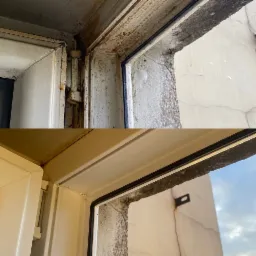 Porównanie ramy okiennej PCV przed i po czyszczeniu: brudna, z zaciekami i pleśnią w górnej części zdjęcia, a czysta i odświeżona w dolnej części.