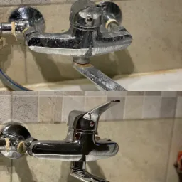 Kran łazienkowy przed i po czyszczeniu, widoczne osady kamienia usunięte, płytki w tle.