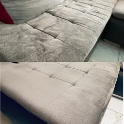 Dwuczęściowe ujęcie tapicerowanej sofy: górna połowa pokazuje plamy przed czyszczeniem, dolna połowa prezentuje czystą, odświeżoną powierzchnię po zabiegu.