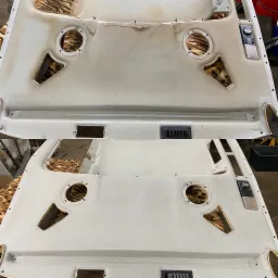 Dwa panele sufitowe samochodowe, jeden czysty i odświeżony, drugi z widocznymi plamami i zabrudzeniami, z otworami odsłaniającymi wzór w panterkę.