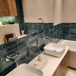 M-MEBEL KATARZYNA WIŚNIEWSKA - Nowoczesna łazienka z dwiema kwadratowymi umywalkami nablatowymi, drewnianą szafką pod umywalką i turkusowymi płytkami na ścianie.