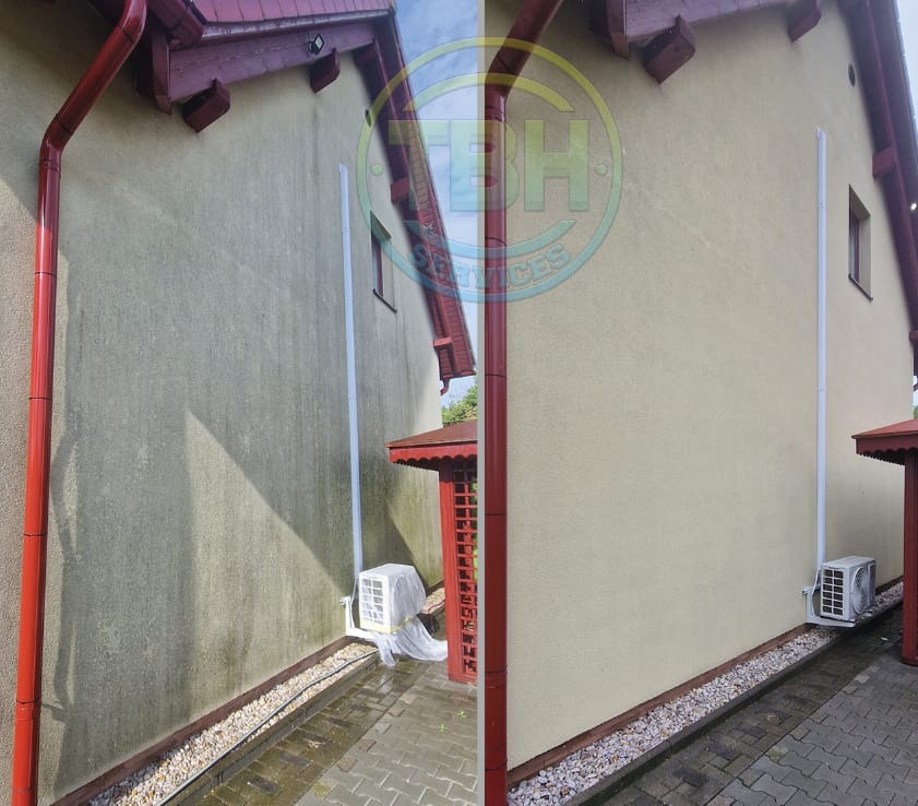Elewacja budynku przed i po czyszczeniu, widoczne różnice w zabrudzeniach, czerwona rynna, klimatyzator przy ścianie, kostka brukowa.