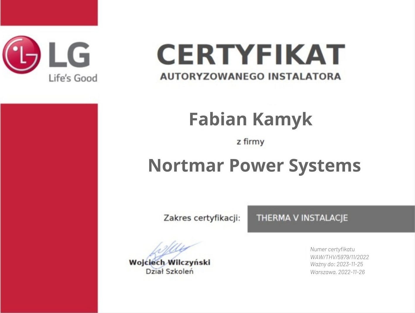 Certyfikat autoryzowanego instalatora LG Therma V dla firmy Nortmar Power Systems, wydany dla Fabiana Kamyka, z podpisem Wojciecha Wilczyńskiego z Działu Szkoleń.