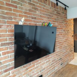 A.W. Construction Ariel Włodarczyk - Salon w bloku z wielkiej płyty - po remoncie generalnym mieszkania.