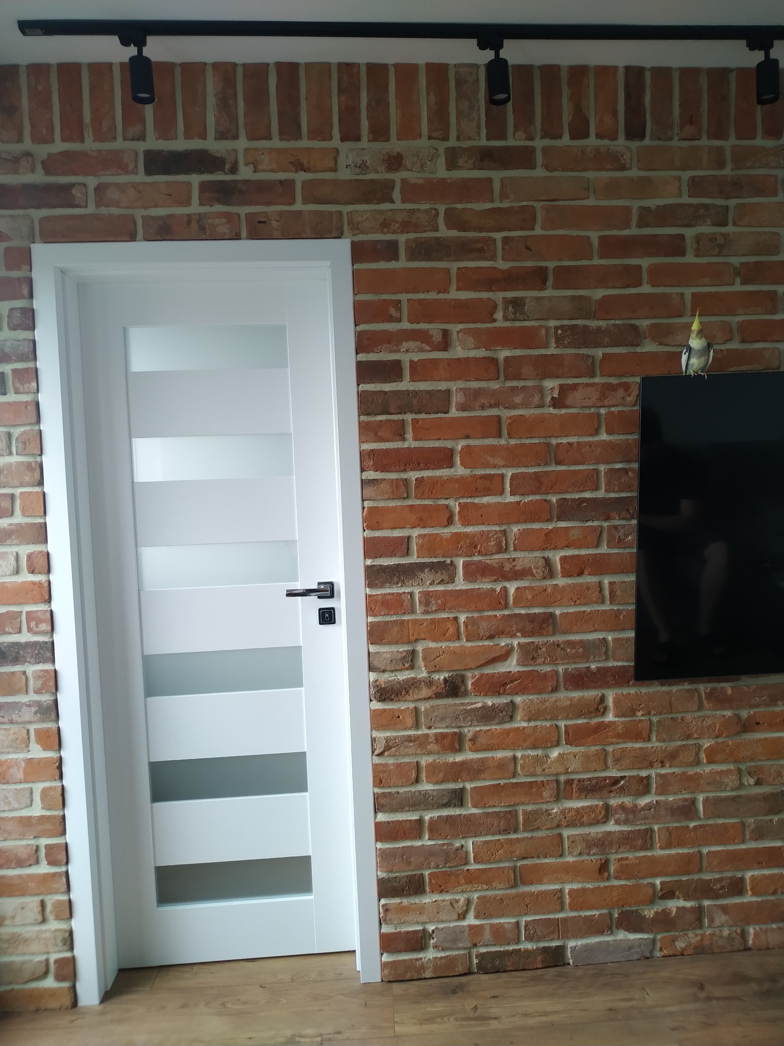 Ułożona cegiełka na ścianie w salonie - widok po remoncie generalnym mieszkania.