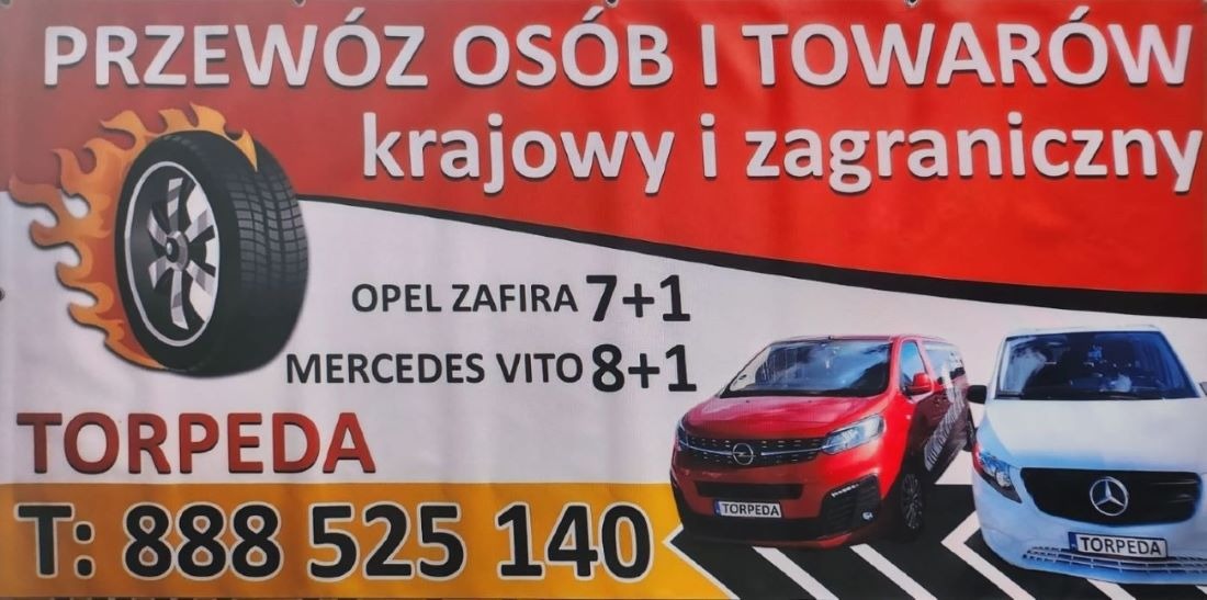 Baner reklamowy firmy transportowej z wizerunkiem płonącej opony, Opla Zafiry i Mercedesa Vito, oferującej krajowy i zagraniczny przewóz osób i towarów, z numerem telefonu.
