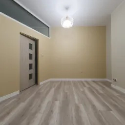 Jasne panele podłogowe w nowym, pustym pokoju z beżowymi ścianami, białą listwą przypodłogową i nowoczesną lampą sufitową.