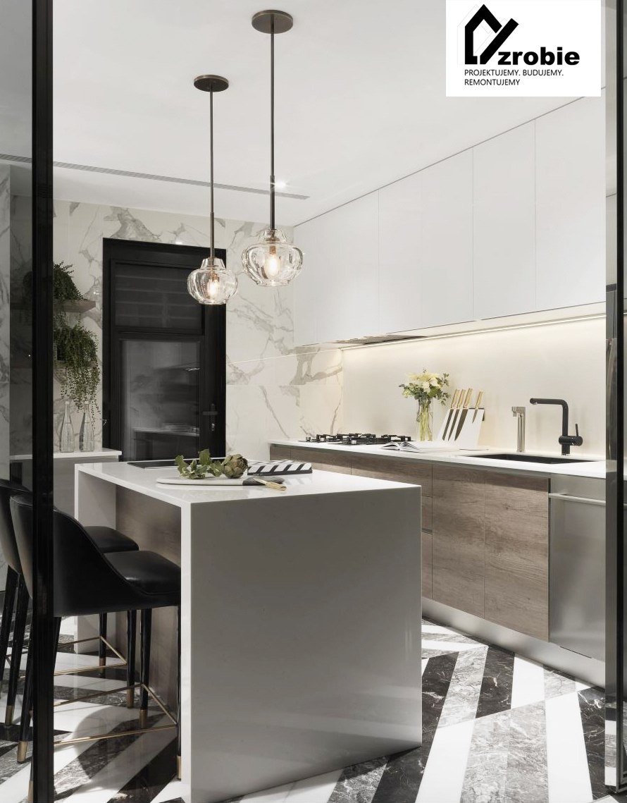 Nowoczesna kuchnia z wyspą, czarno-białą marmurową podłogą w jodełkę, białymi szafkami i dekoracyjnymi szklanymi lampami wiszącymi.
