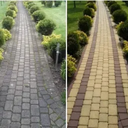 Porównanie stanu chodnika z kostki brukowej przed i po czyszczeniu; po lewej stronie brudny, szary chodnik, po prawej wyczyszczony chodnik z kostki w odcieniach beżu i brązu, otoczony ozdobnymi...