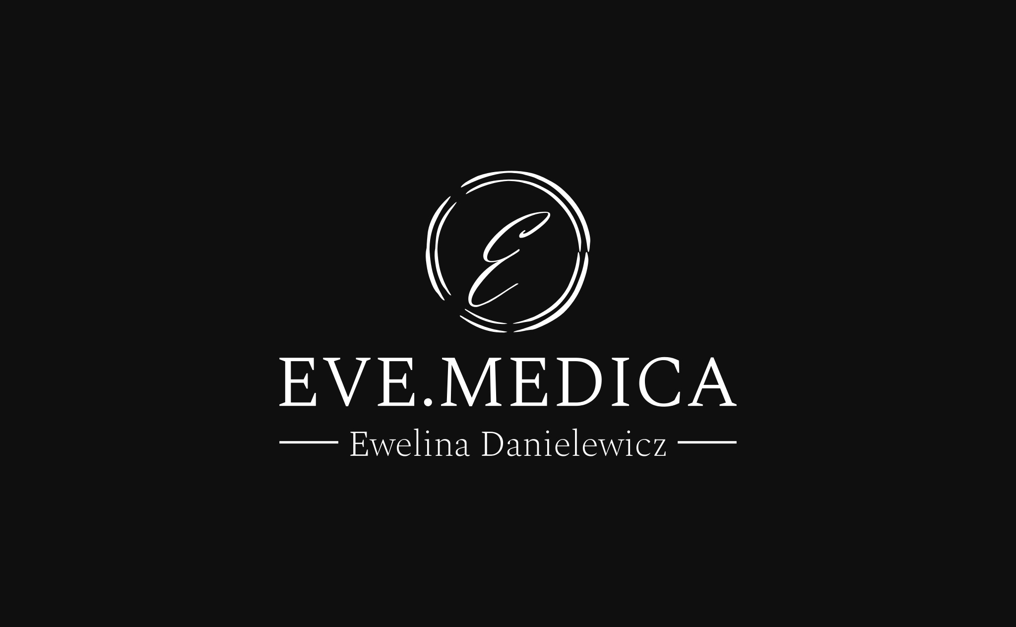Eleganckie logo firmy Eve.Medica z inicjałem 'E' w podwójnym okręgu, nazwa firmy i imię Ewelina Danielewicz na czarnym tle.