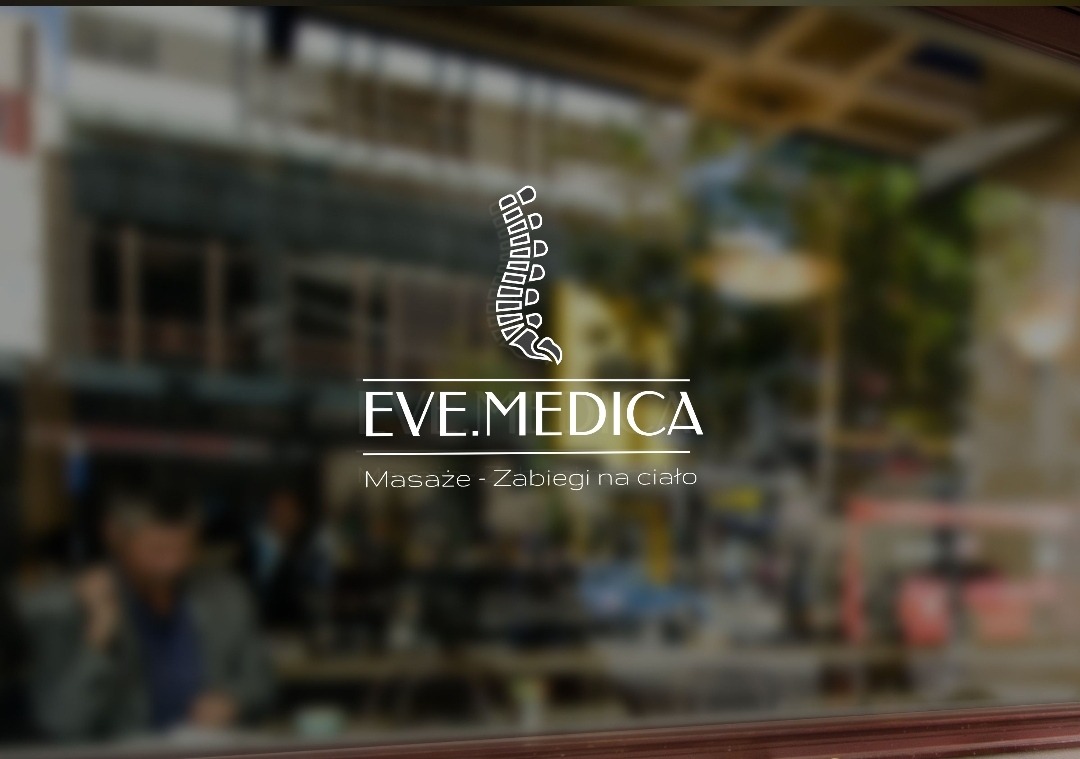 Logo firmy Eve.Medica z symbolem kręgosłupa, oferującej masaże i zabiegi na ciało, umieszczone na witrynie z widokiem na wnętrze lokalu.