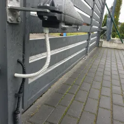 Montaż siłowników bramy skrzydlowej