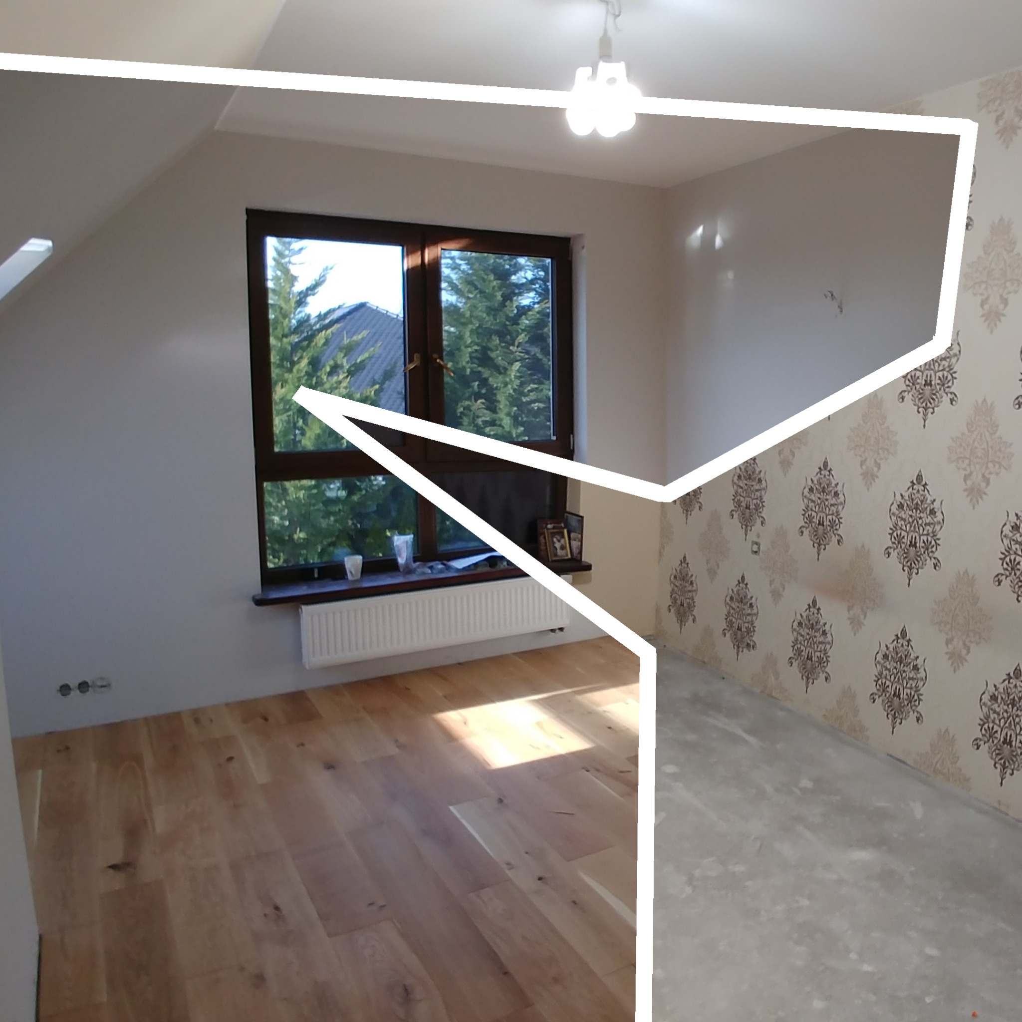 Pokój w trakcie odświeżania: ułożony parkiet z jasnego drewna kontrastuje z fragmentem ściany z tapetą w kwiatowe wzory i surową podłogą w części pomieszczenia.