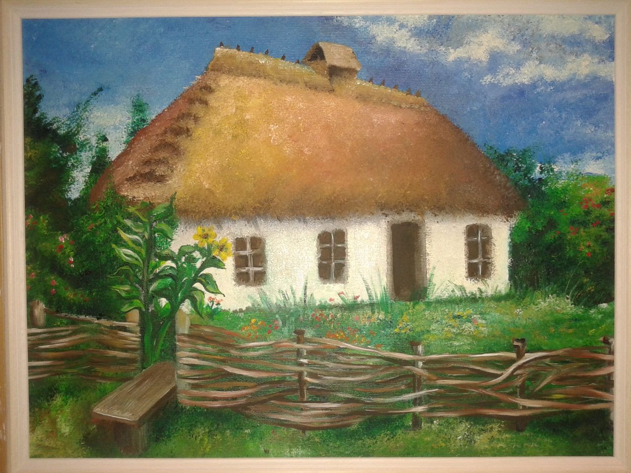 Obraz olejny przedstawiający wiejski dom z krytą strzechą, otoczony zielenią, kwiatami i drewnianym płotem, na tle błękitnego nieba z obłokami.
