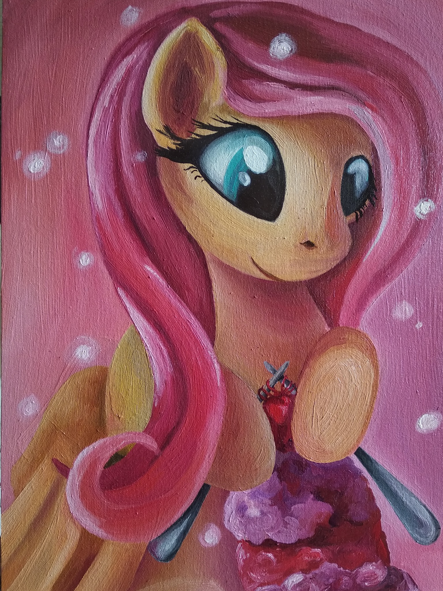 Ręcznie malowany obraz na płótnie przedstawiający postać kucyka z bajki My Little Pony, z różową grzywą i dużymi niebieskimi oczami, trzymającego tort z wisienką na tle różowych plam.