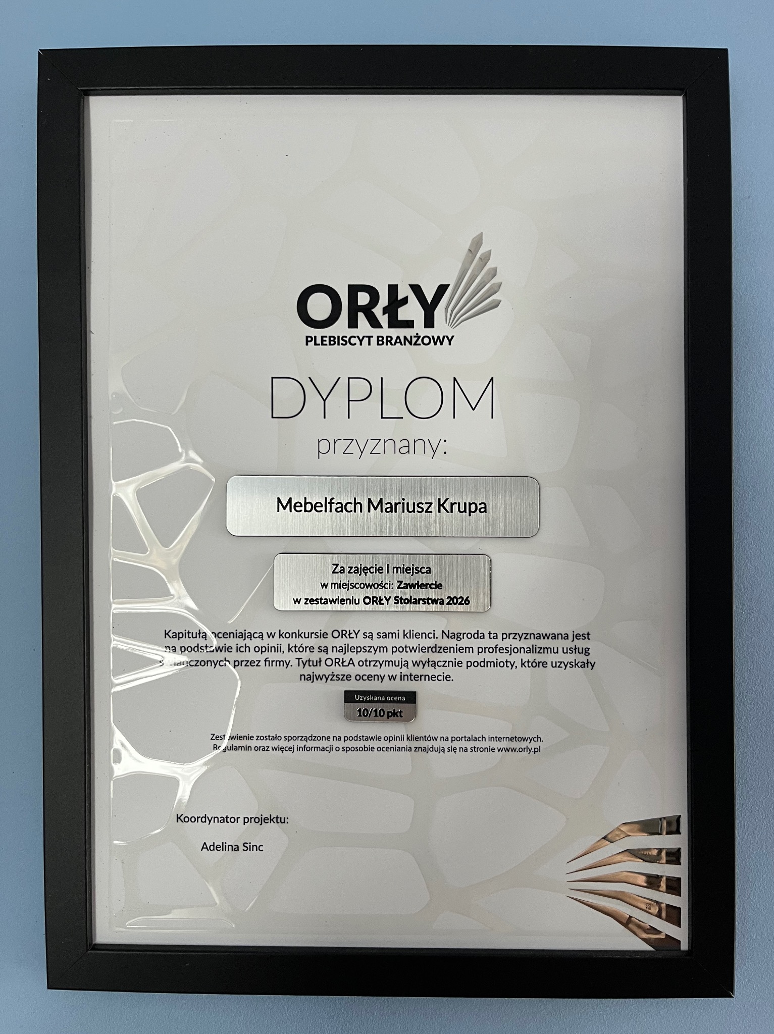 Oprawiony w ramkę dyplom 'Orły Plebiscyt Branżowy' przyznany firmie Mebelfach Mariusz Krupa za zajęcie I miejsca w Zawierciu w zestawieniu ORŁY Stolarstwa 2026.
