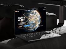 Laptop na ciemnej sofie prezentujący stronę internetową z motywem globalnej sieci połączeń i hasłem 'THERE IS NO SKY.'