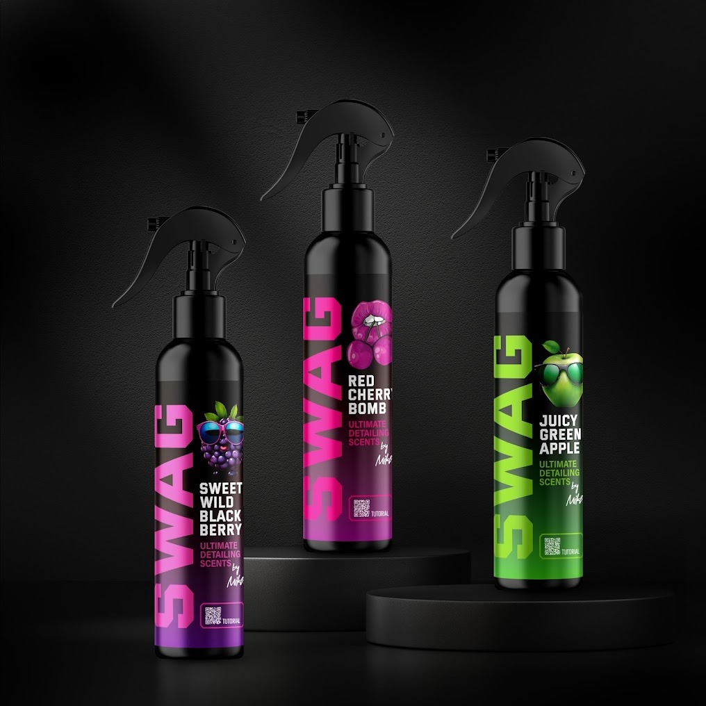 Trzy czarne butelki z atomizerem na ciemnym tle. Etykiety z nazwami zapachów: 'Sweet Wild Black Berry' z grafiką jeżyny w okularach, 'Red Cherr' Bomb' z ustami i wiśniami oraz 'Juicy Green Apple'...