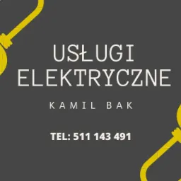 Grafika reklamowa usług elektrycznych z żółtymi wtyczkami na szarym tle, nazwa firmy 'Kamil Bak' i numer telefonu.