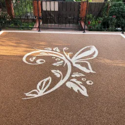 Bursztynowa powierzchnia balkonu z dekoracyjnym, białym motywem roślinnym, obramowana białą linią, widok z góry.