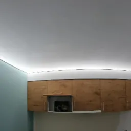 Realizacja oświetlenia nad sufitem napinanym wraz z bezprzewodowym sterowaniem.