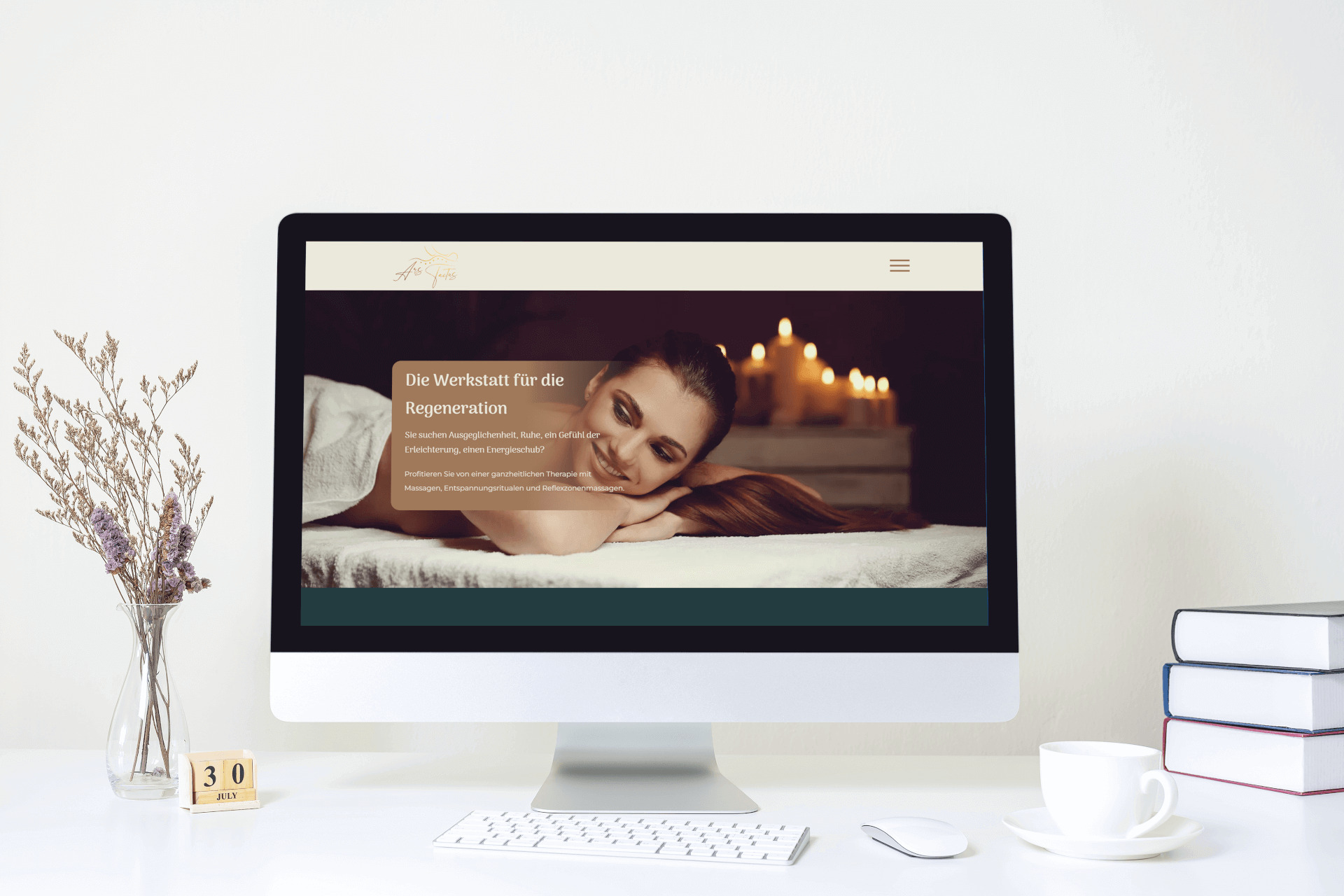 Ekran komputera wyświetla stronę internetową z motywem spa, przedstawiającą kobietę relaksującą się podczas zabiegu, w tle świece, na biurku obok komputera wazon z kwiatami, kalendarz i filiżanka.