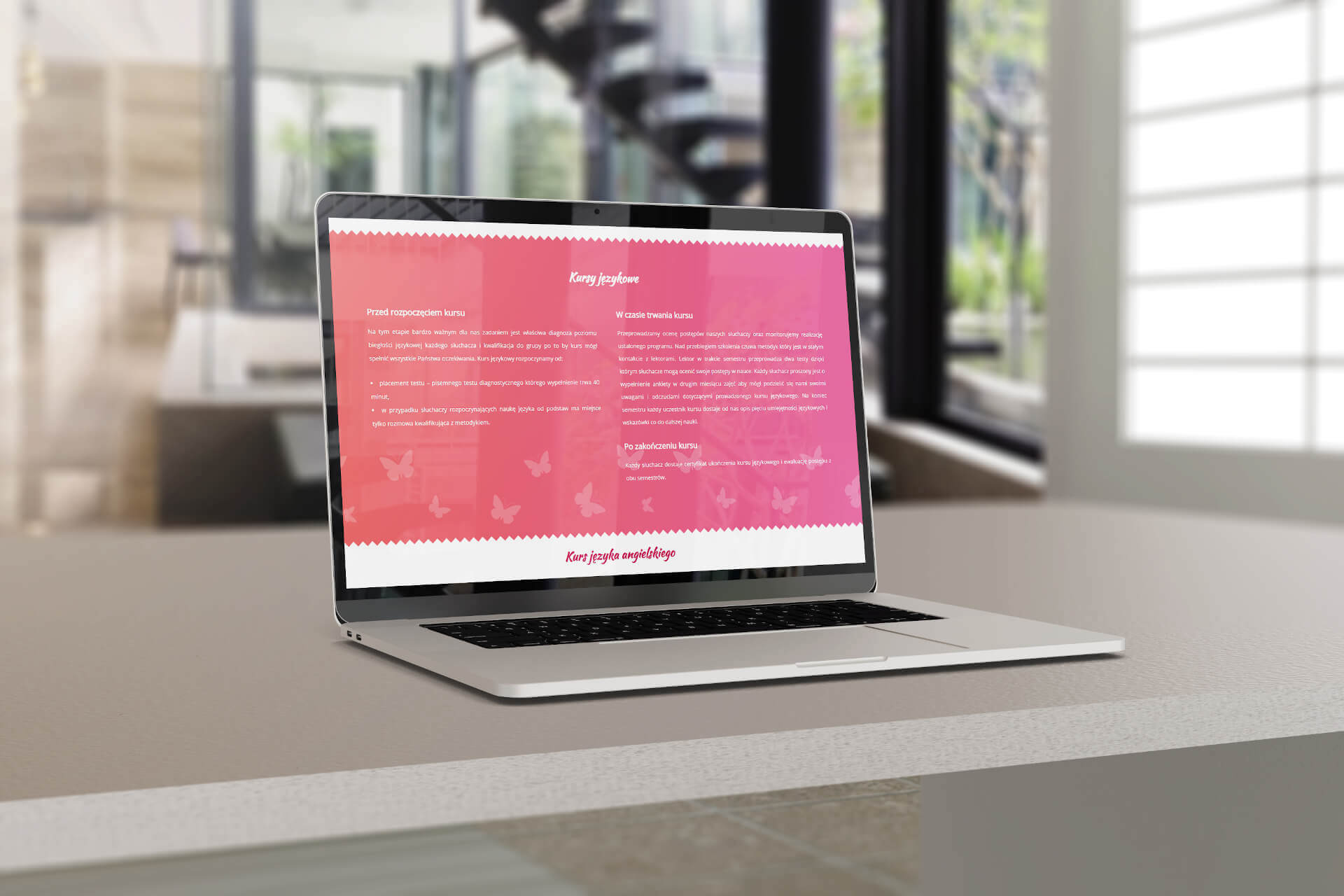 Laptop wyświetla stronę internetową kursu języka angielskiego z jasnym, minimalistycznym designem i motywem motyli, umieszczony na gładkim, neutralnym blacie.