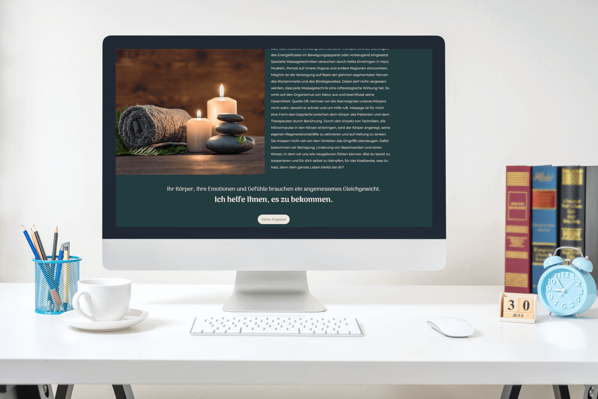 Ekran komputera wyświetlający stronę internetową z motywem spa, z relaksującym zdjęciem świec i kamieni do masażu w nagłówku. Na biurku obok monitora stoją książki, budzik i filiżanka kawy.