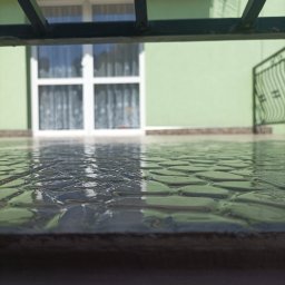 Zabezpieczenie płytek gresowych odporną na uv żywicą poliuretanową bezbawrną.