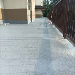 Remont galerii komunikacyjnej, 100m2 systemem żywic antypoślizgowych Hahne.