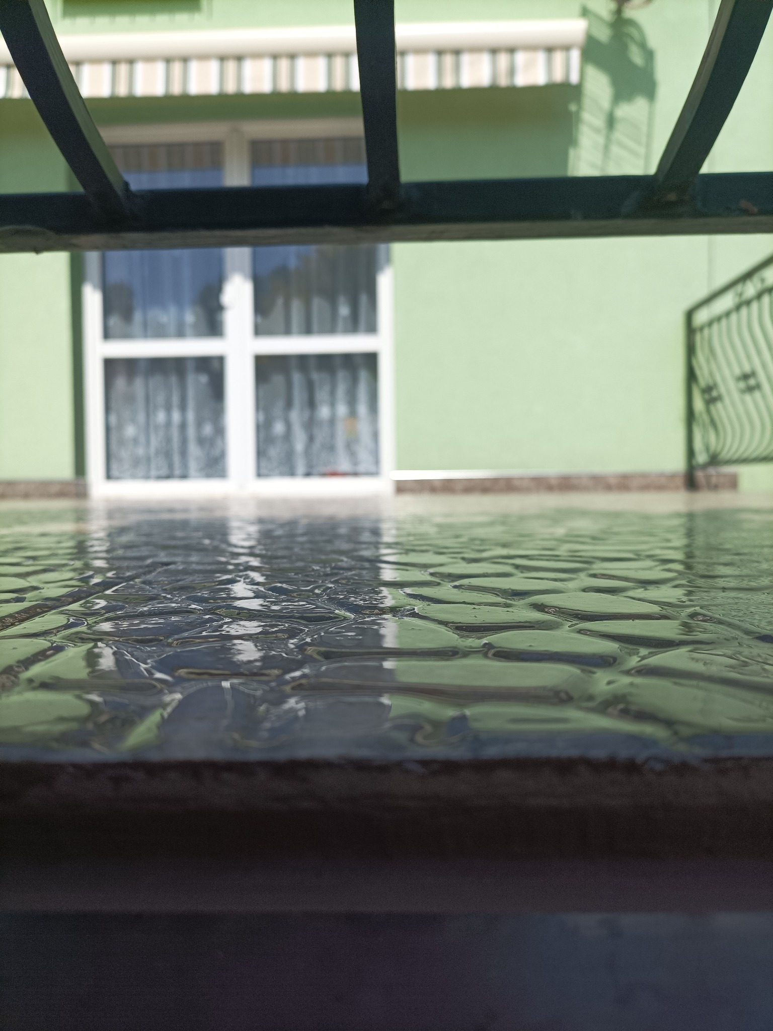 Zabezpieczenie płytek gresowych odporną na uv żywicą poliuretanową bezbawrną.