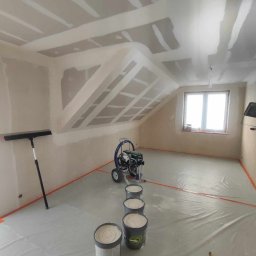 Remonty i Wykończenia Bartłomiej Kirejczyk - Zabudowa poddasza, na zdjęciu przed wykonaniem gładzi na ścianach i sufitach w standardzie q4