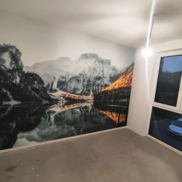 Tutaj piękna fototapeta wykonana na zamówienie klienta, docelowo na całą ścianę, z lewej zostaje miejsce na szafę w zabudowie