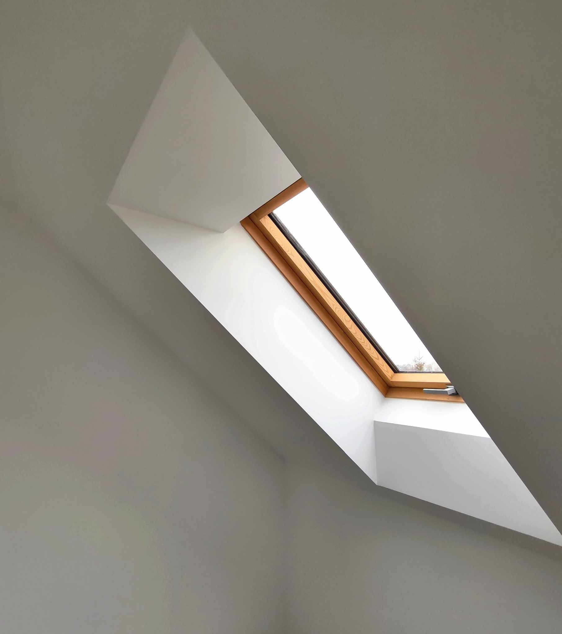 Zabudowa okna dachowego zgodnie ze sztuką i przyjętymi normami