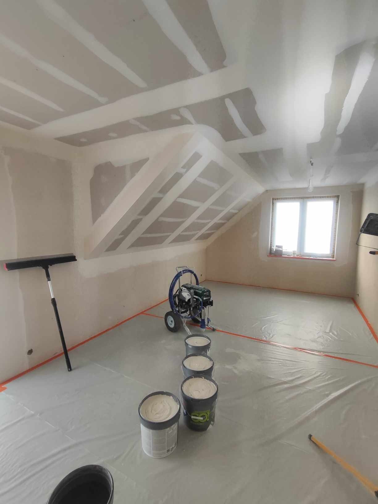 Zabudowa poddasza, na zdjęciu przed wykonaniem gładzi na ścianach i sufitach w standardzie q4