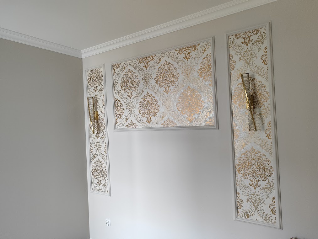 Sztukateria z tapetą, świetne połączenie